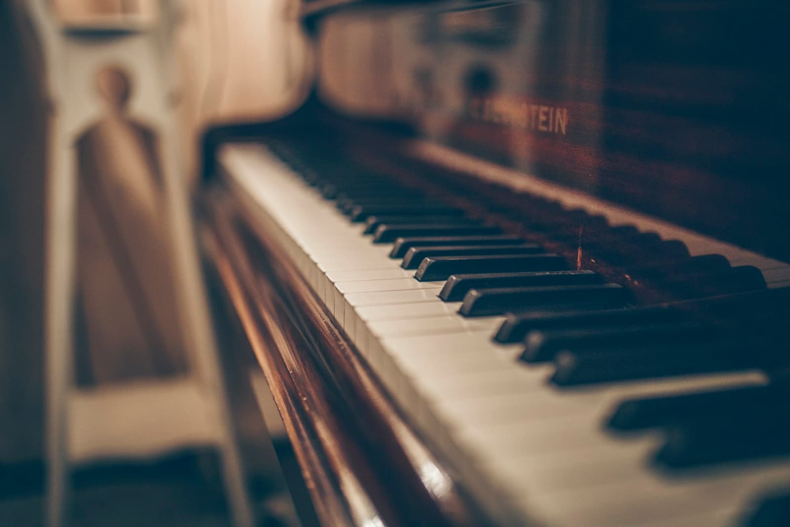 Piano de cola en un salón elegante
